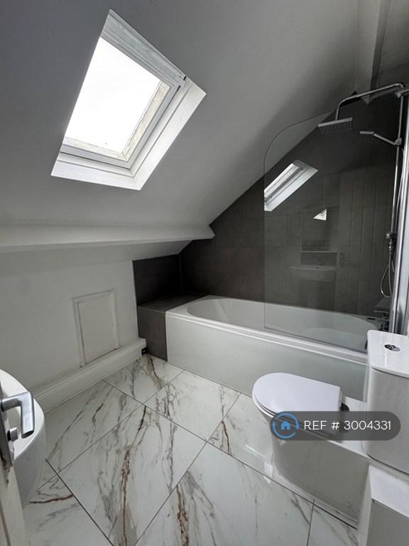 Room Strathmore Crescent in Newcastle upon Tyne
