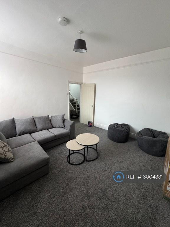 Room Strathmore Crescent in Newcastle upon Tyne
