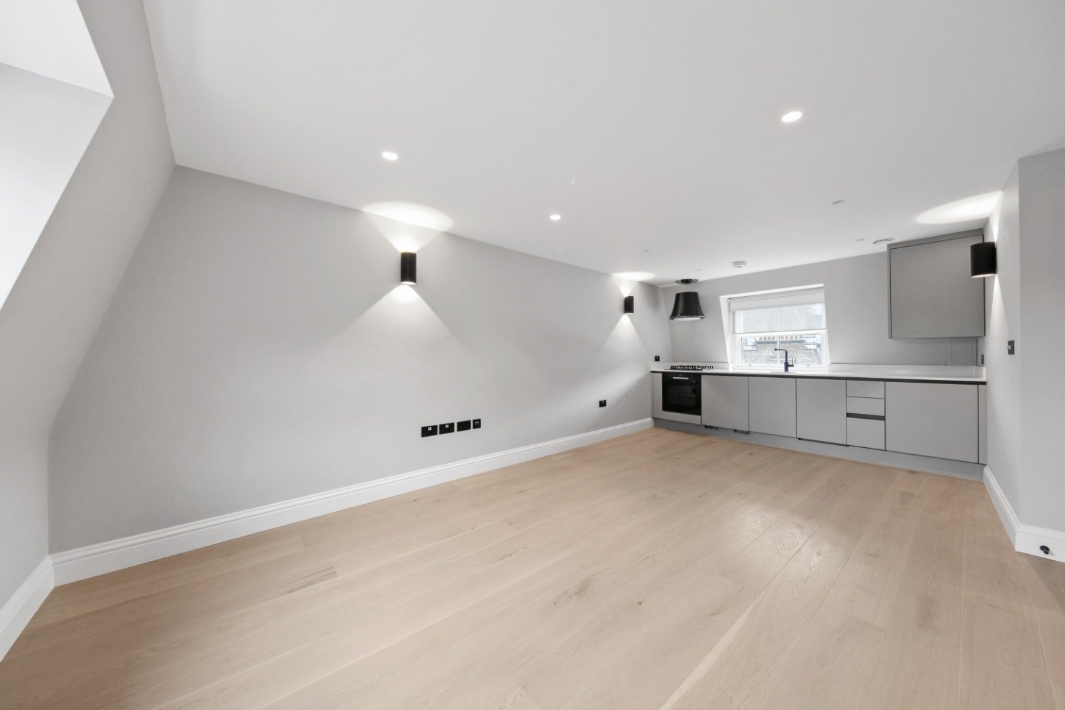 Flat Shaftesbury Avenue in City of Westminster