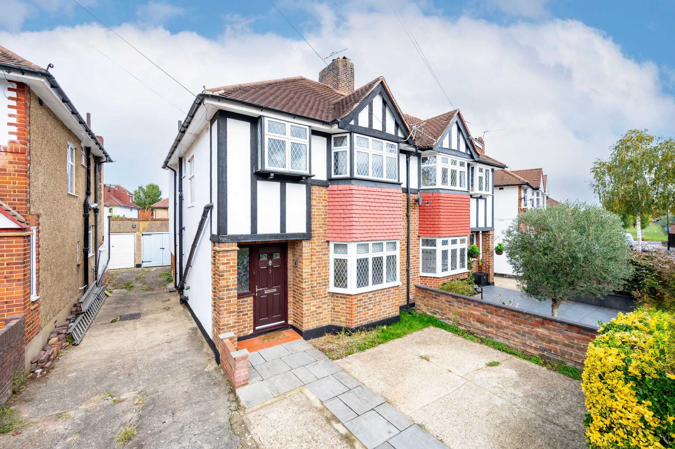 House Old Manor Drive in Greater London