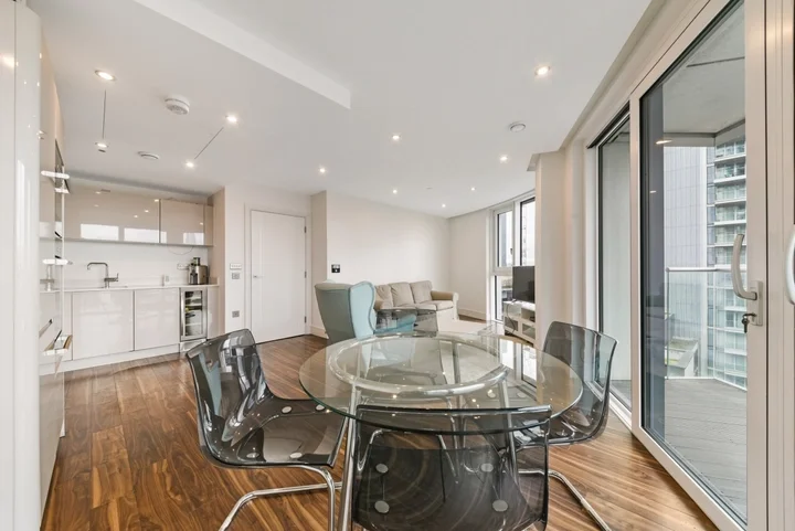 Flat Alie Street in Greater London