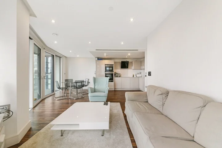 Flat Alie Street in Greater London
