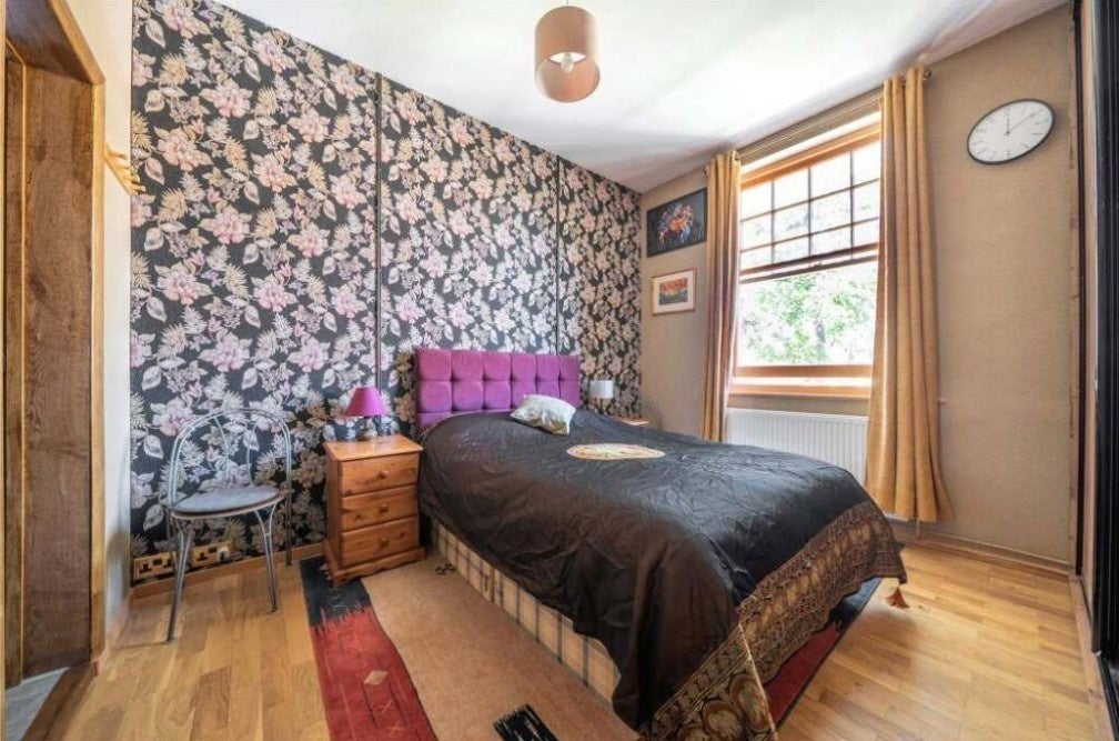 Flat Oaklands Road in Greater London