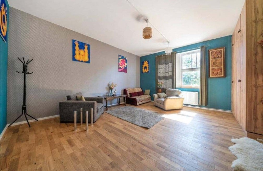 Flat Oaklands Road in Greater London