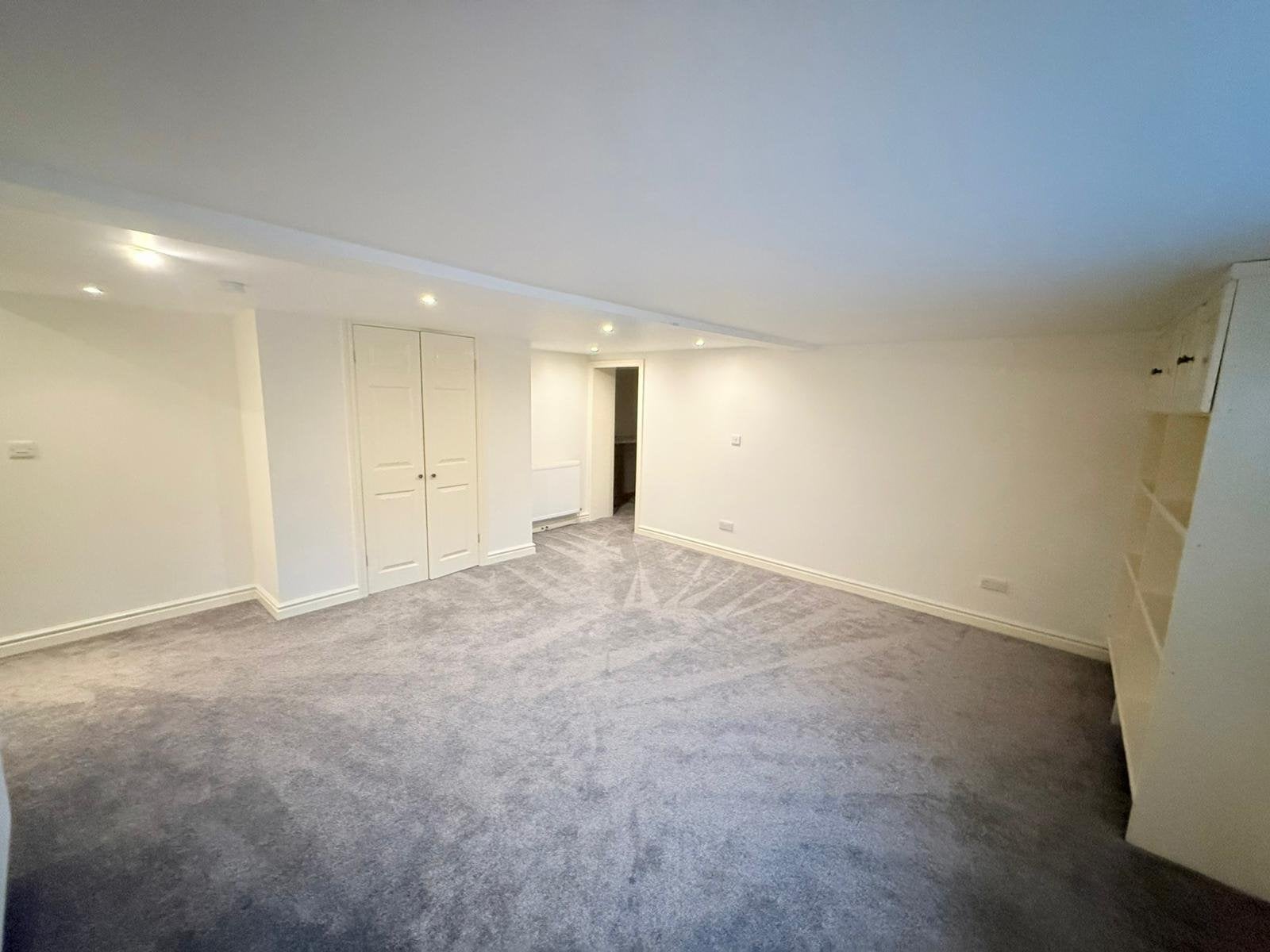 Flat Shelley Court in Bradford