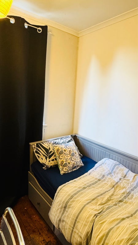 Room St Anns Road in Greater London