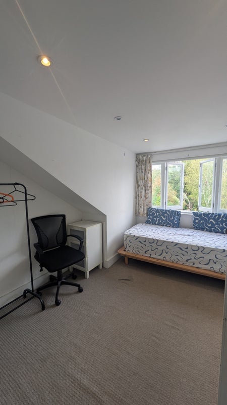Room Priory Road in Greater London