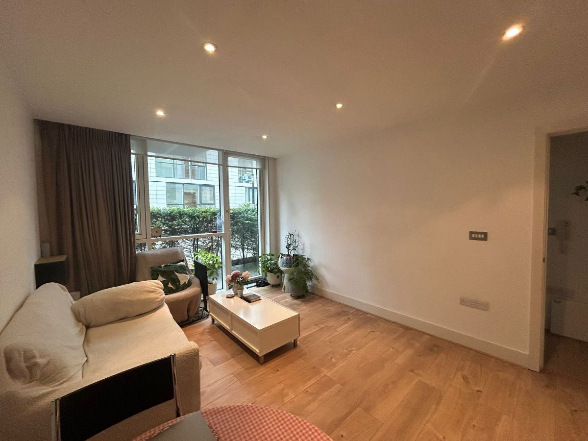 Flat Bridle Mews in Greater London