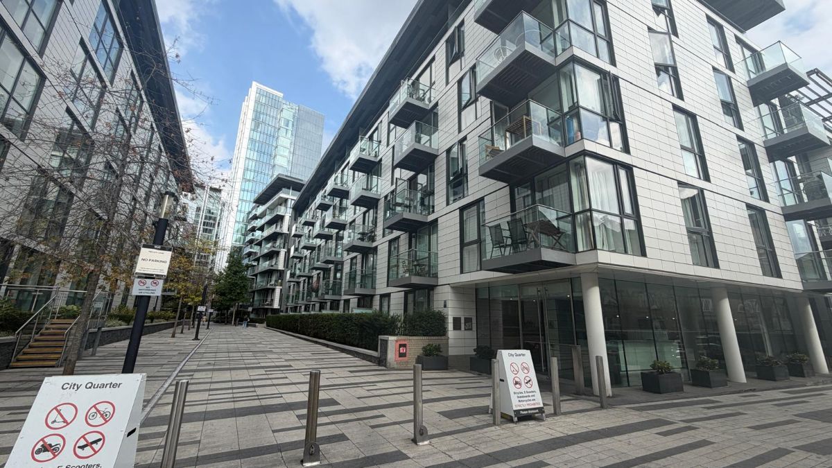 Flat Bridle Mews in Greater London