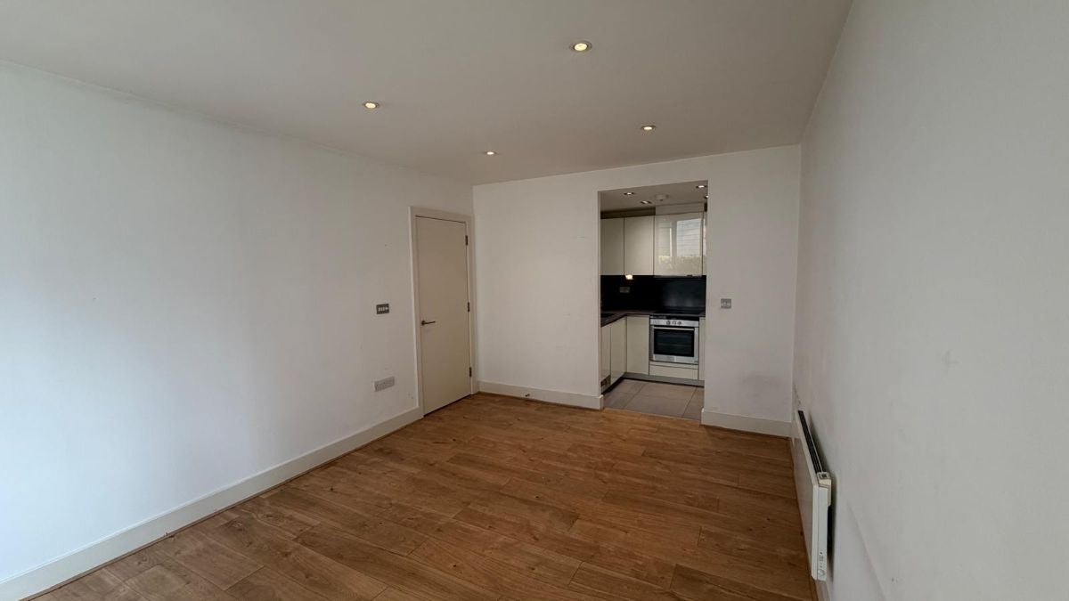 Flat Bridle Mews in Greater London