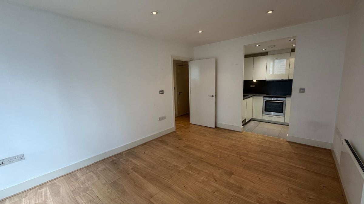 Flat Bridle Mews in Greater London