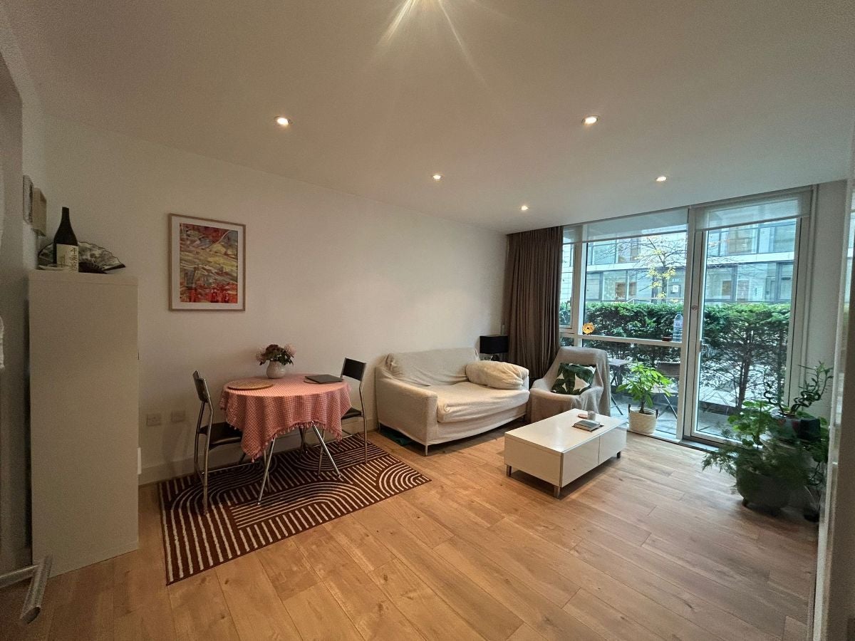 Flat Bridle Mews in Greater London