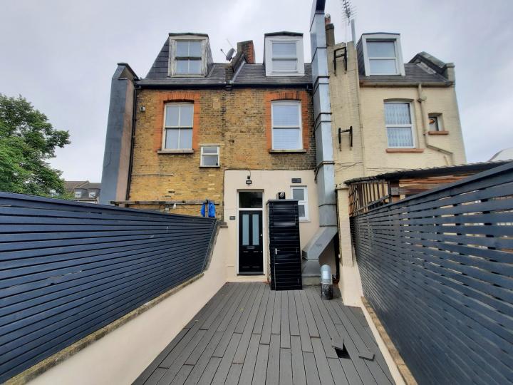 Flat Brixton Hill in Greater London
