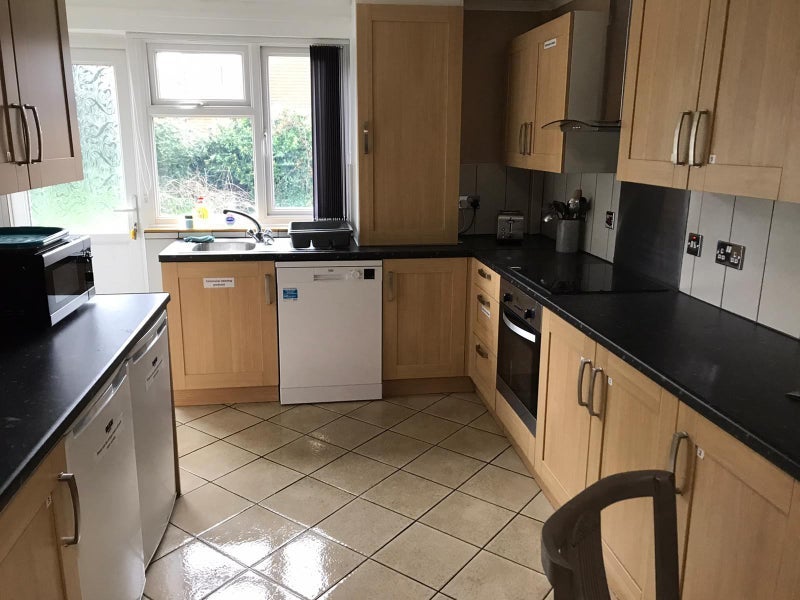 Room Dovedale Crescent in Crawley