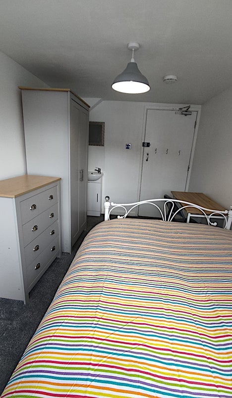 Room Dovedale Crescent in Crawley