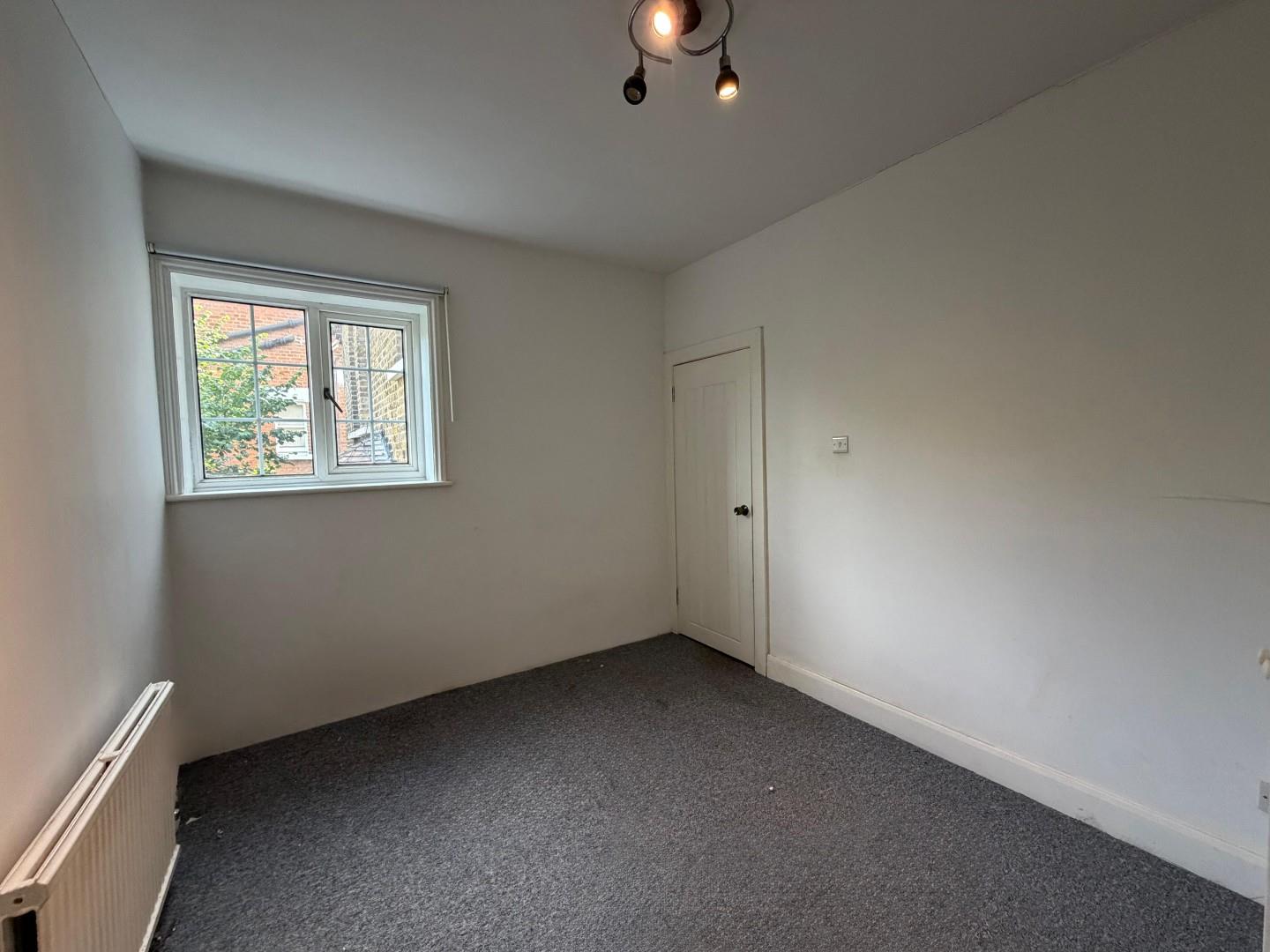 Flat Gunnersbury Avenue in London