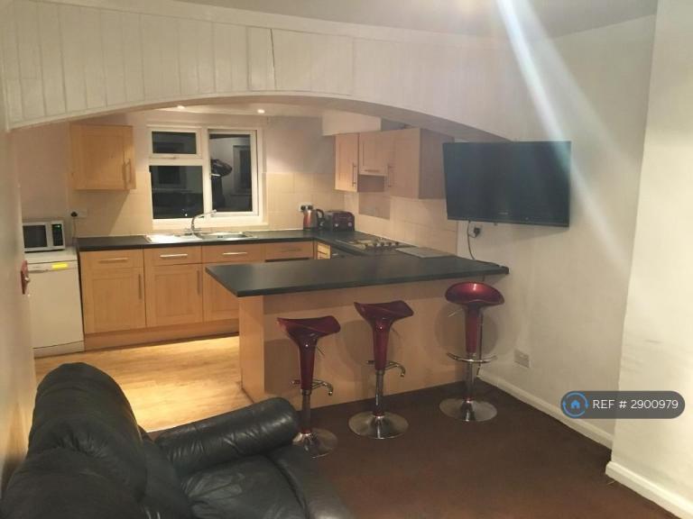 Room New Road in Three Rivers