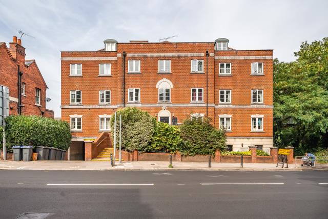 Flat Castle Street in Reading