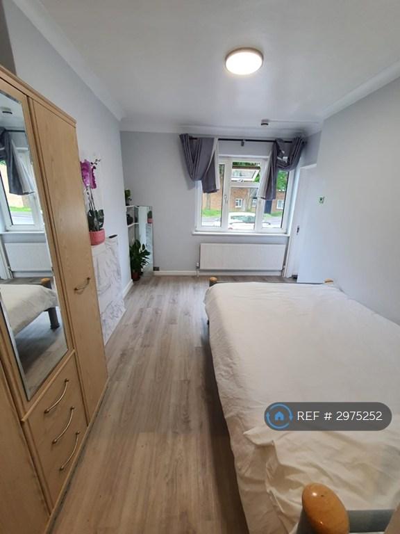 Flat Whitchurch Avenue in Greater London