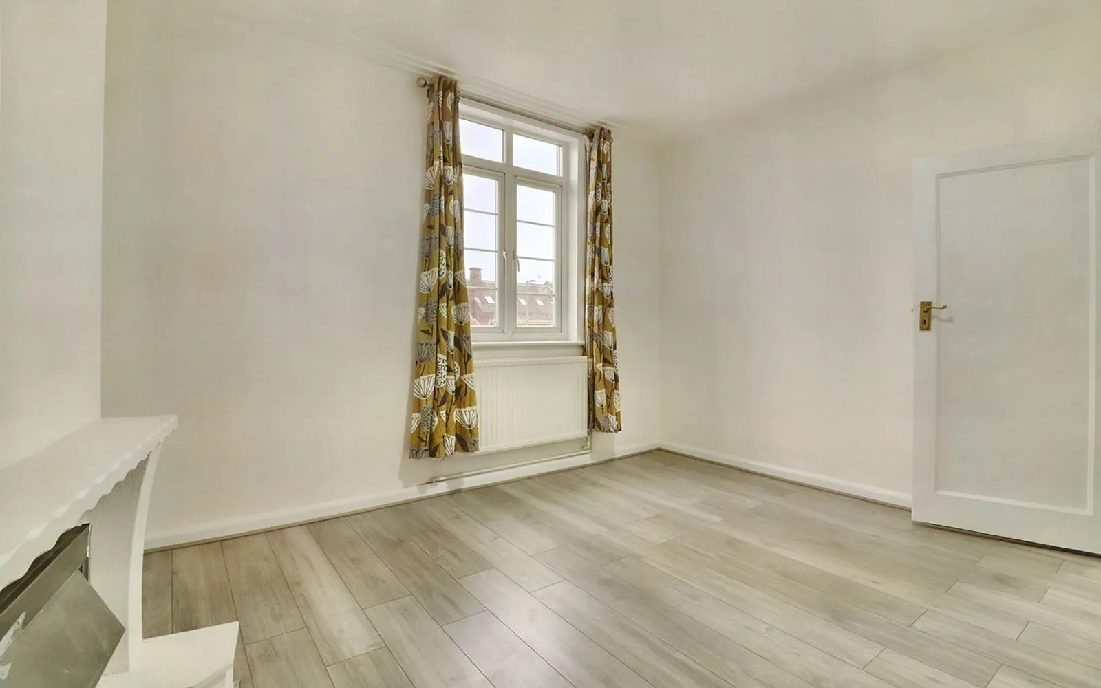 Flat Woodhouse Road in Greater London