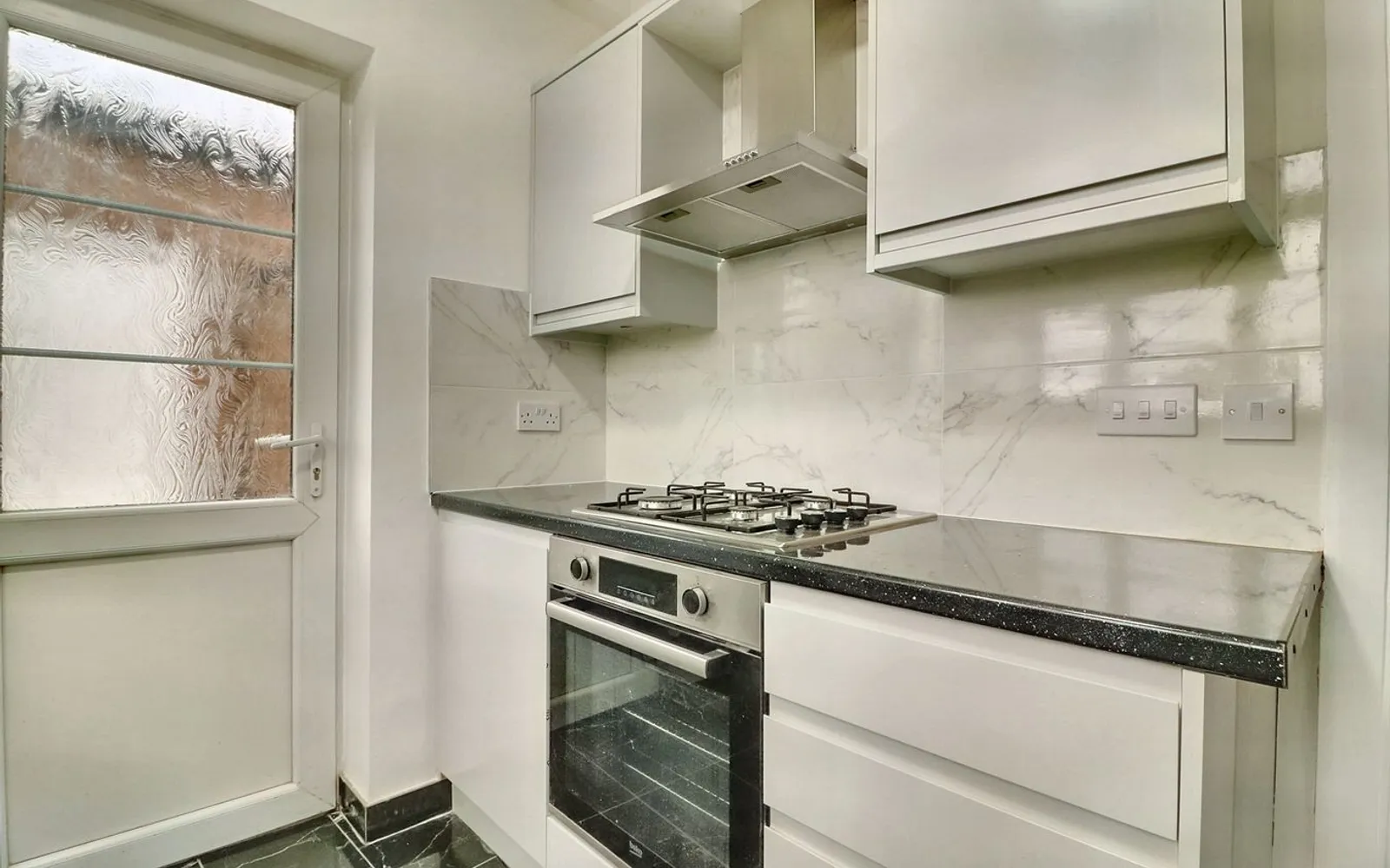Flat Woodhouse Road in Greater London