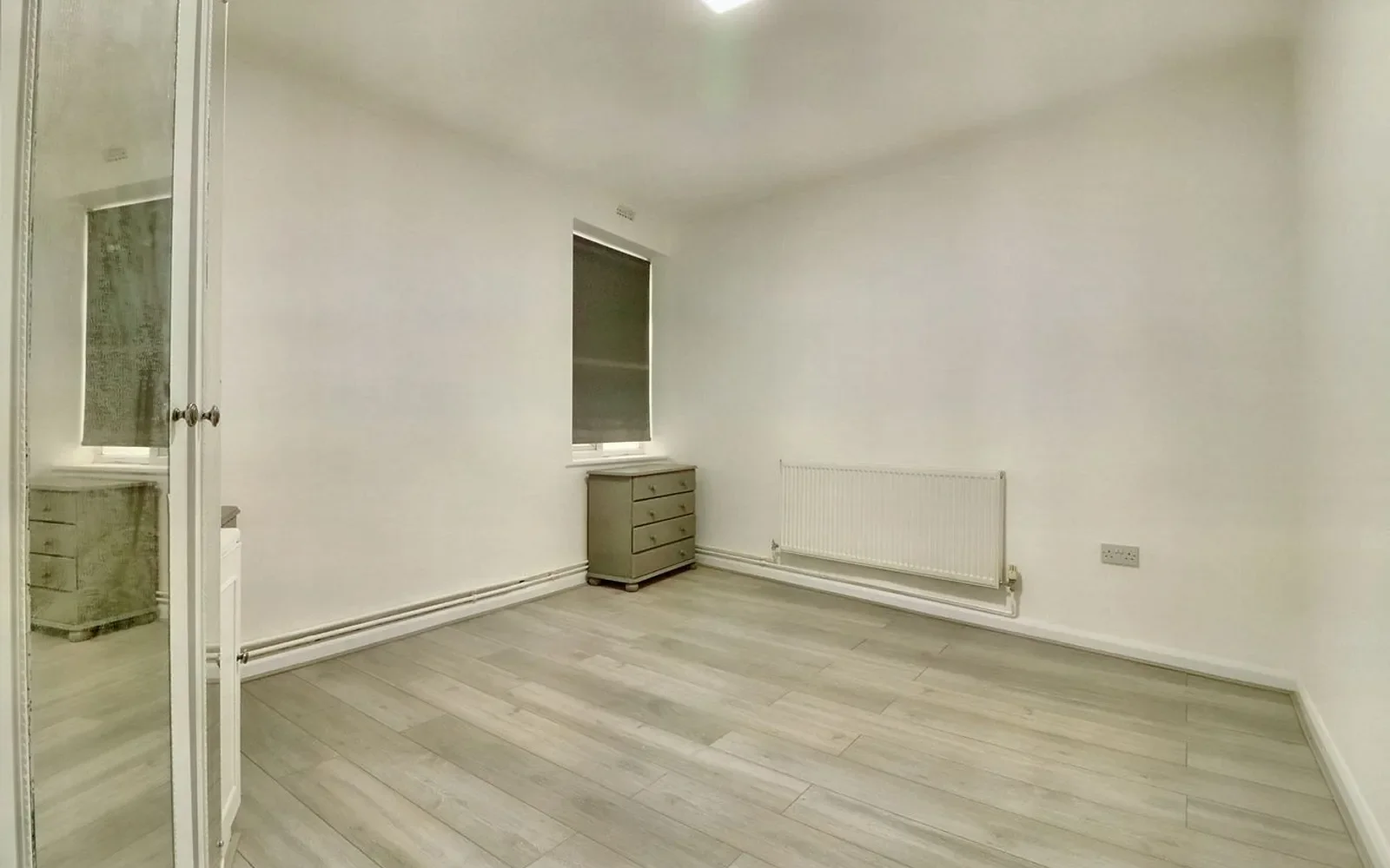 Flat Woodhouse Road in Greater London