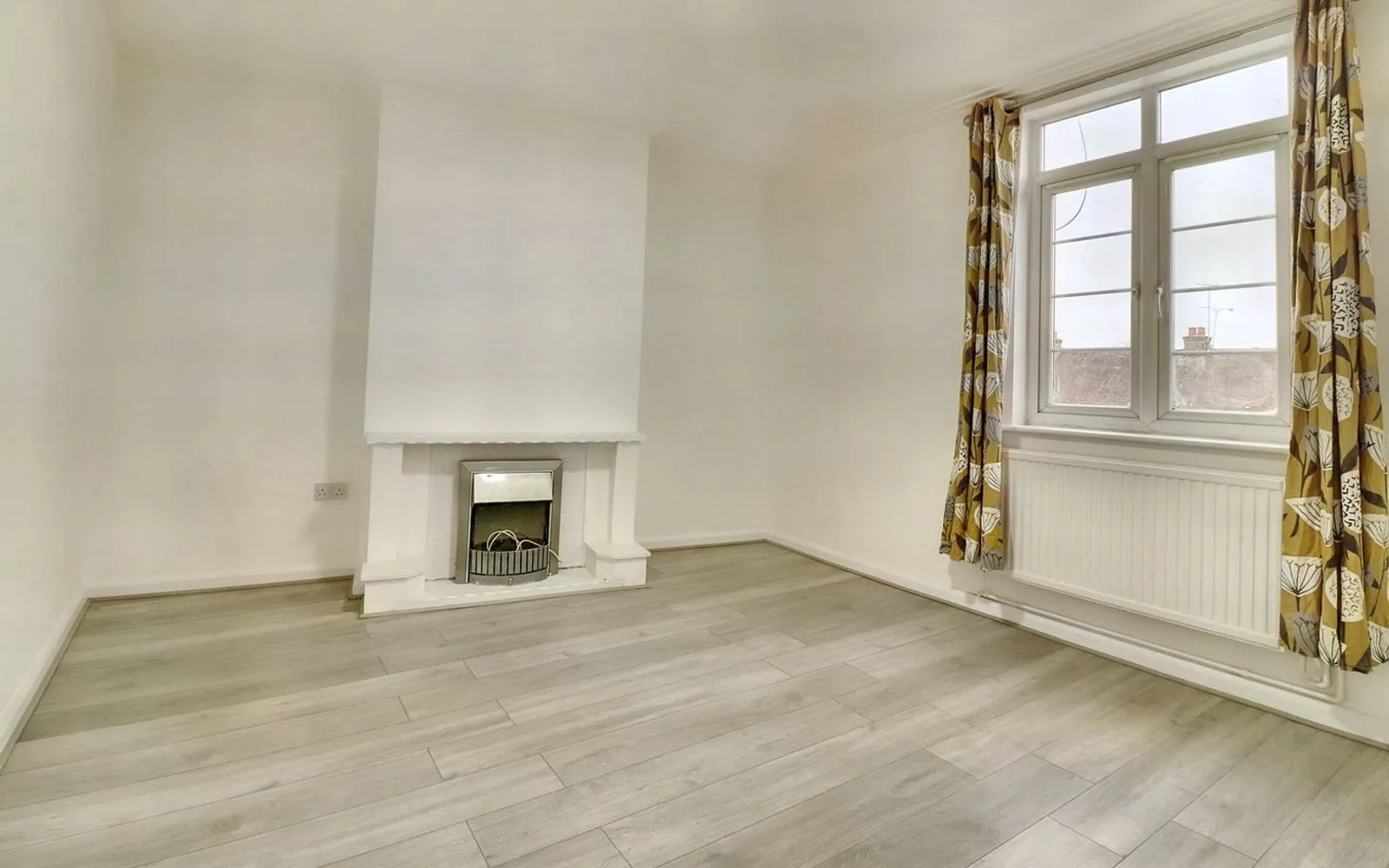 Flat Woodhouse Road in Greater London