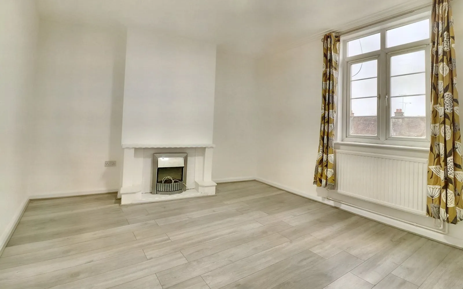 Flat Woodhouse Road in Greater London