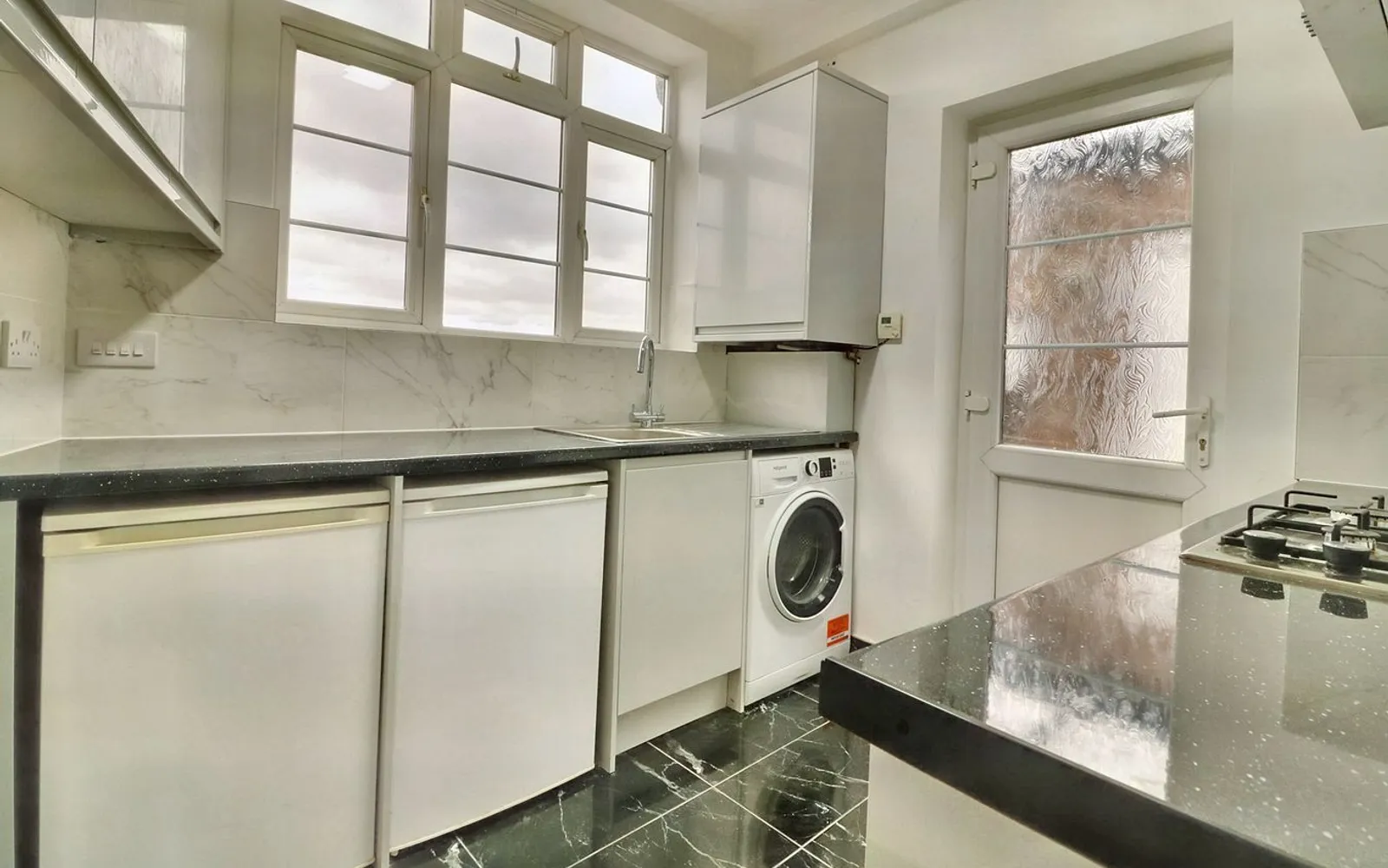 Flat Woodhouse Road in Greater London