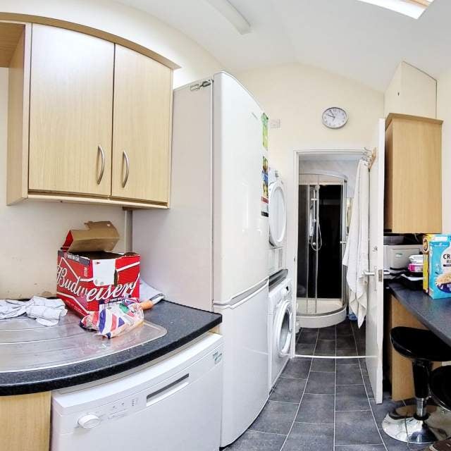 Room Hubert Road in Birmingham