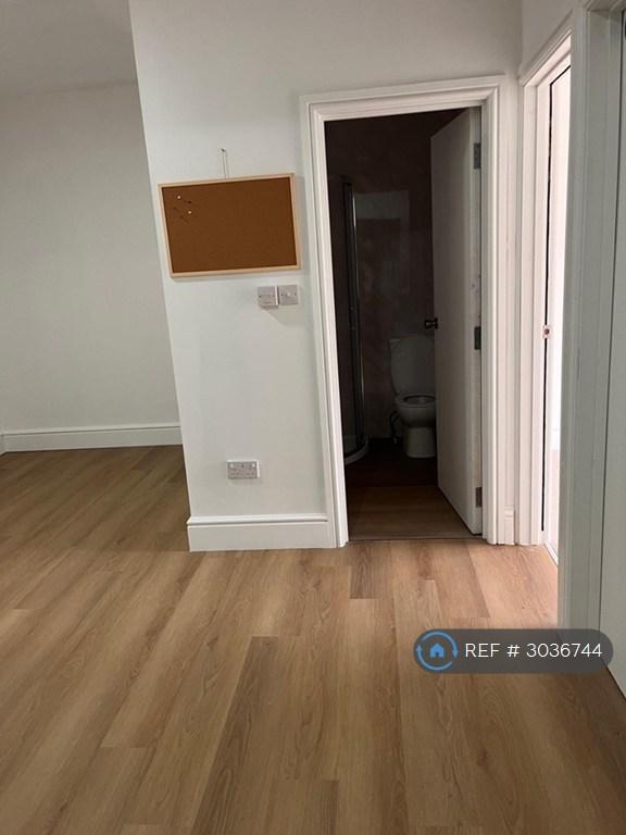 Room Birch Avenue in Winwick