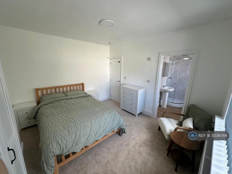 Room Birch Avenue in Winwick