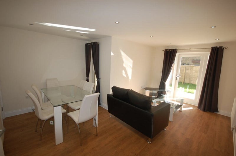 Room West Green Road in Greater London
