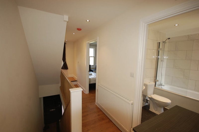 Room West Green Road in Greater London