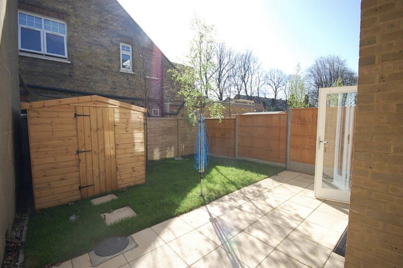 Room West Green Road in Greater London