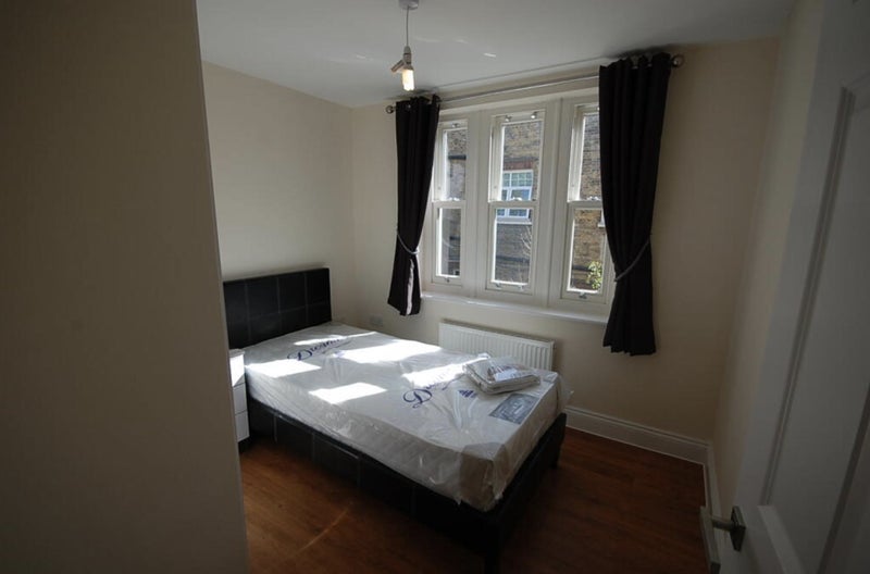 Room West Green Road in Greater London