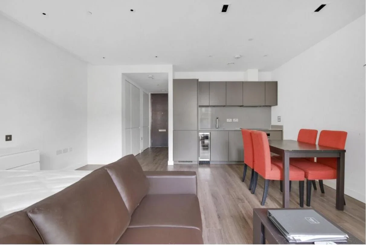 Flat Leman Street in Greater London