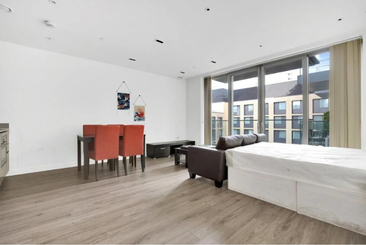Flat Leman Street in Greater London