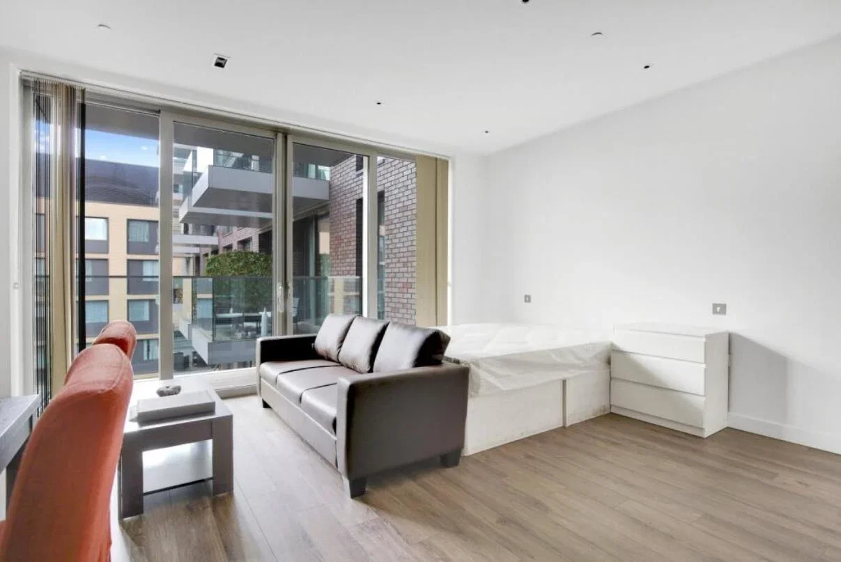 Flat Leman Street in Greater London