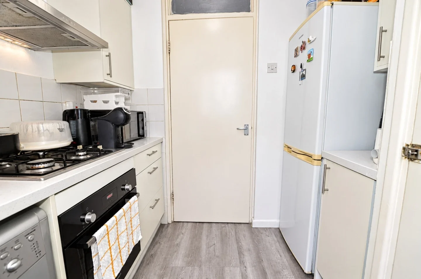 Flat Lonsdale Close in Greater London