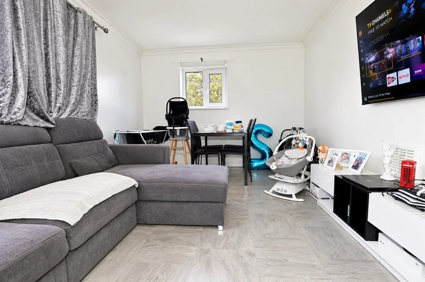 Flat Lonsdale Close in Greater London