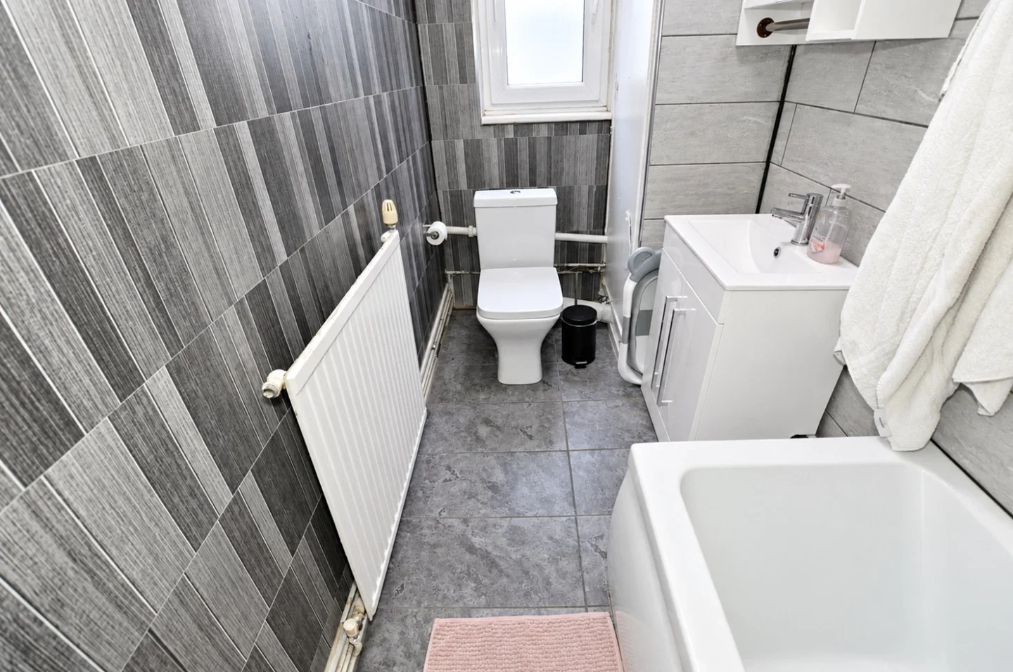 Flat Lonsdale Close in Greater London