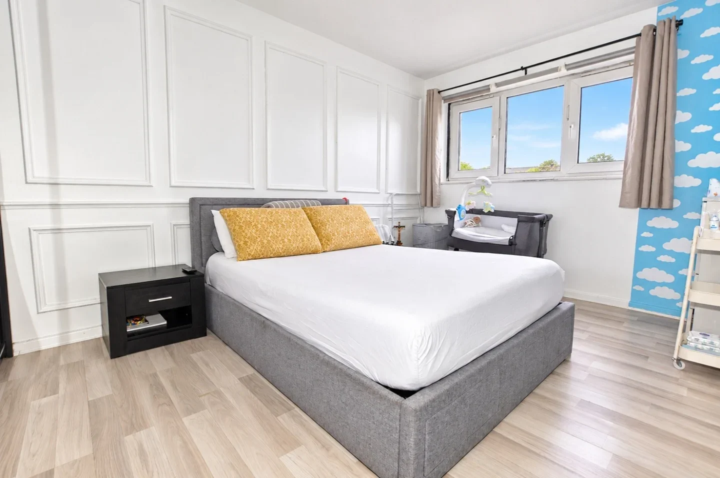 Flat Lonsdale Close in Greater London