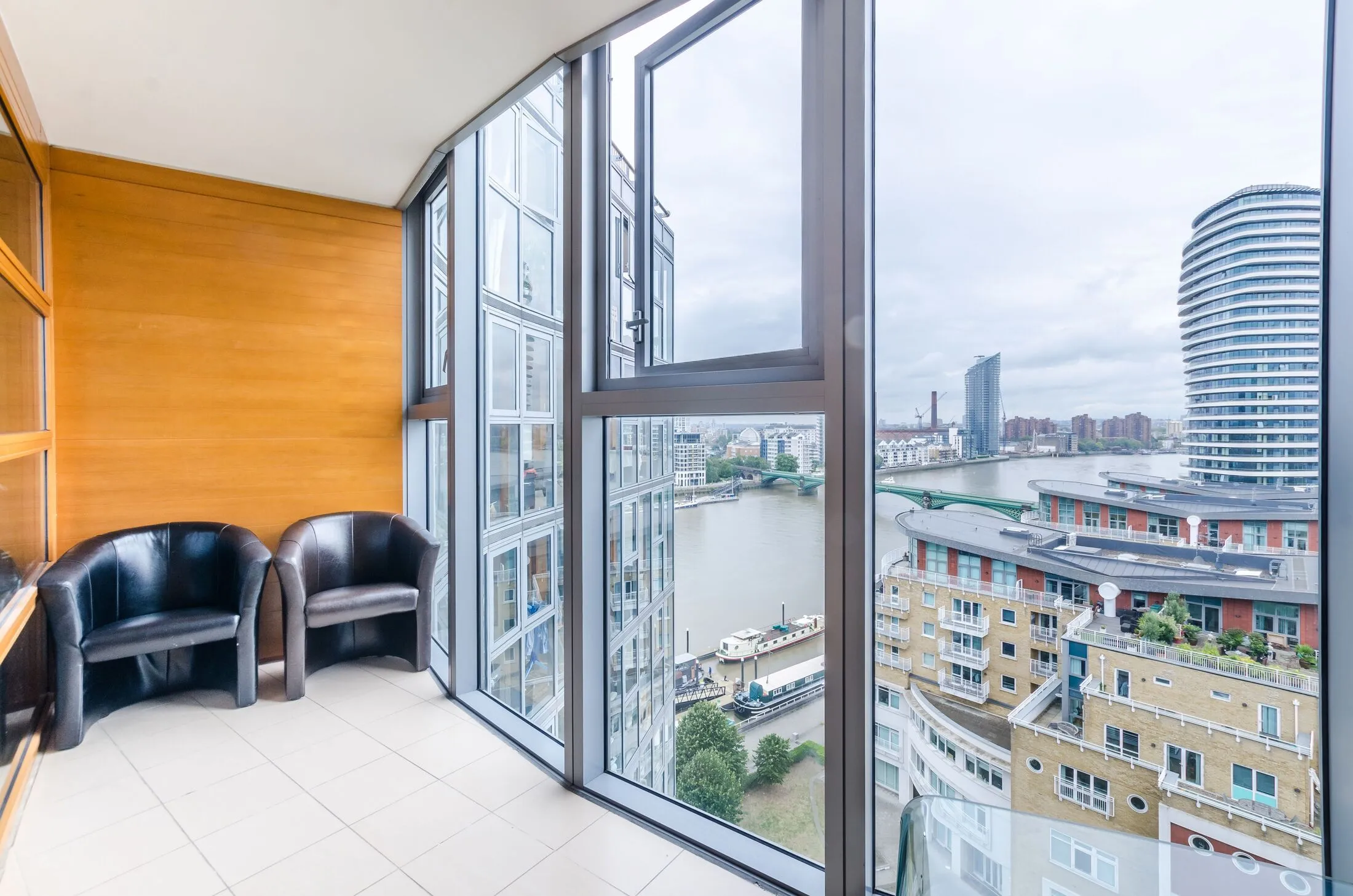 Flat Lombard Road in Greater London