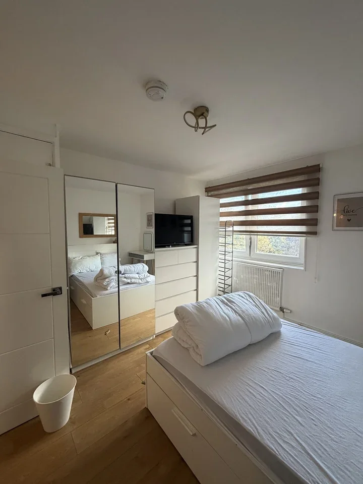 Room Sanctuary Street in Greater London