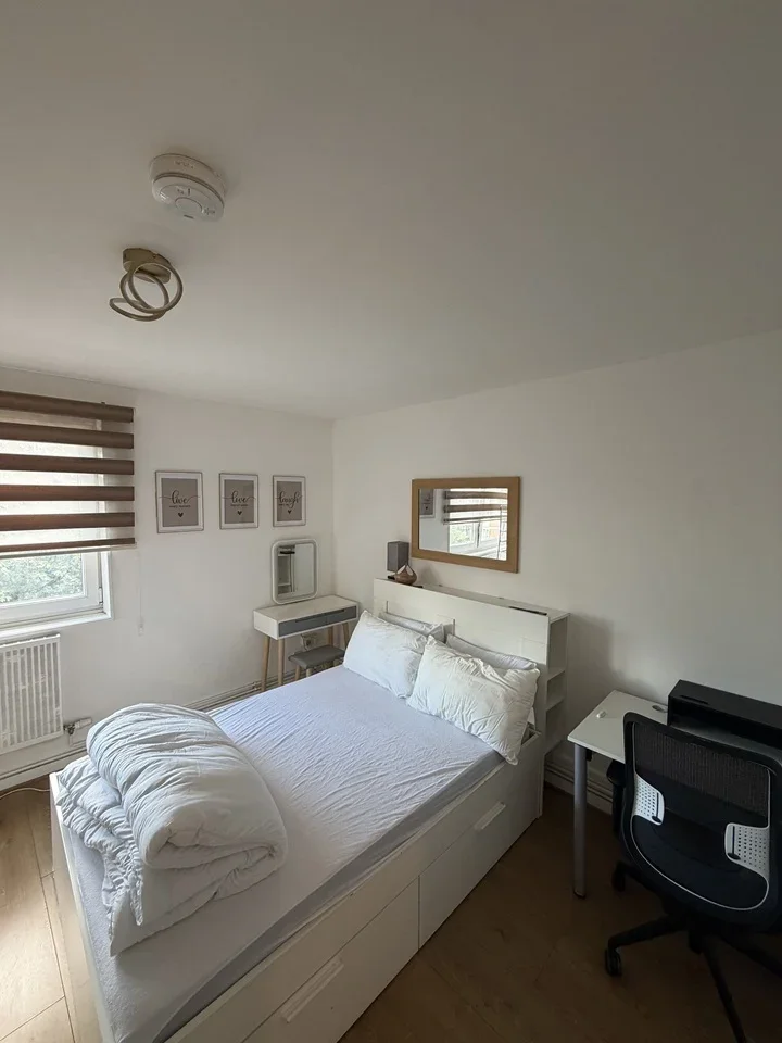 Room Sanctuary Street in Greater London