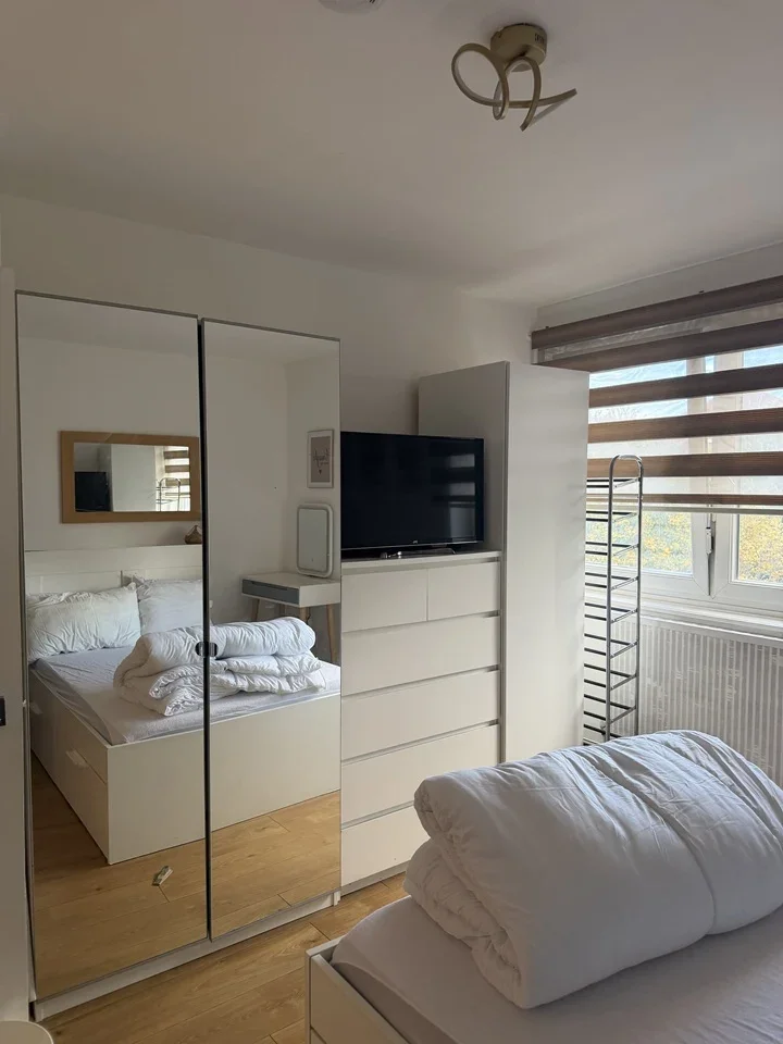 Room Sanctuary Street in Greater London