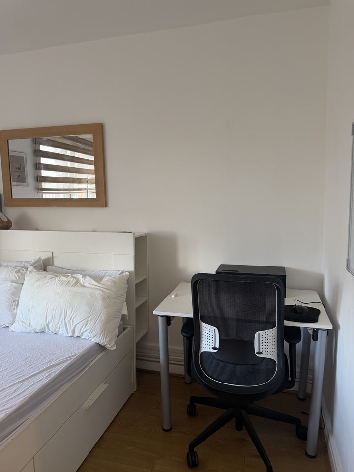 Room Sanctuary Street in Greater London