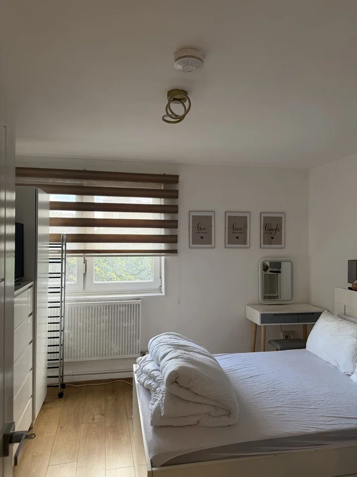 Room Sanctuary Street in Greater London