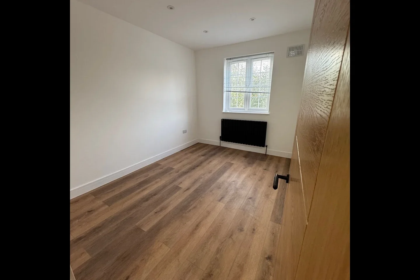 Flat Bowes Road in Greater London
